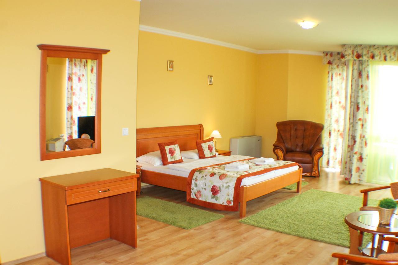 Hotel Jarja Hajduszoboszlo Ngoại thất bức ảnh